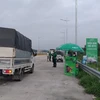 Phương tiện dán thẻ thu phí không dừng của Công ty VETC để lưu thông trên tuyến cao tốc Trung Lương-Mỹ Thuận. (Ảnh: CTV/Vietnam+)