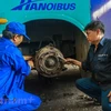 Với những người thợ, mỗi một khâu kiểm tra, bảo dưỡng xe buýt đều rất quan trọng. (Ảnh: Minh Sơn/Vietnam+)