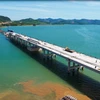 Cầu vượt hồ Yên Mỹ thuộc địa phận huyện Nông Cống, tỉnh Thanh Hóa dài gần 1km thuộc gói thầu XL03 do Tổng công ty cổ phần Xuất nhập khẩu và Xây dựng Việt Nam (Vinaconex) thi công.