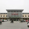 Tại ga Hà Nội, hành khách có thể dễ dàng nhanh chóng mua vé. (Ảnh: Minh Sơn/Vietnam+)