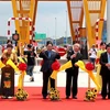 Thủ tướng Chính Phủ Phạm Minh Chính và các đồng chí lãnh đạo cắt băng khánh thành đường cao tốc Vân Đồn-Móng Cái. (Ảnh: Việt Hùng/Vietnam+)