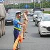 Lực lượng chức năng đã tiến hành phân làn, điều tiết giao thông tại khu vực cửa ngõ Pháp Vân để tránh ùn tắc dịp nghỉ lễ Quốc khánh 2/9. (Ảnh: Hoài Nam/Vietnam+)