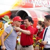 Lãnh đạo tỉnh Kiên Giang và Vietjet tặng hoa du khách trên chuyến bay từ quốc gia 1,4 tỷ dân Ấn Độ tới với Phú Quốc. (Ảnh: CTV/Vietnam+)