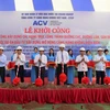 Các đại biểu phát động khởi công gói thầu thi công đường cất hạ cánh, đường lăn, sân đỗ máy bay tại Cảng hàng không Điện Biên. (Ảnh: CTV/Vietnam+)