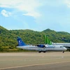 Sân bay Côn Đảo hiện chỉ có Vietnam Airlines và Bamboo Airways khai thác bằng các loại tàu bay ATR72 và Embraer E195. (Ảnh: CTV/Vietnam+)