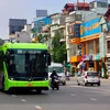 Tuyến xe buýt điện E09 có lộ trình Khu đô thị Smart City-đường Thanh Niên-Công viên nước Hồ Tây được Vinbus đưa vào khai thác, vận hành. (Ảnh: CTV/Vietnam+)