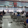 Người dân đến ga Sài Gòn mua vé tàu Tết Quý Mão 2023. (Ảnh: CTV/Vietnam+)