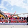 Chào đón những du khách đầu tiên bay thẳng từ Almaty (Kazakhstan) tới với Nha Trang của Vietjet. (Ảnh: CTV/Vietnam+)