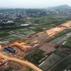 Nhà thầu thi công tại dự án cao tốc Diễn Châu-Bãi Vọt. (Ảnh: Huy Hùng/Vietnam+)