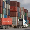 Bốc dỡ hàng hóa container tại một cảng cạn. (Ảnh: Quang Châu/TTXVN)