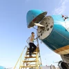Nhân viên kỹ thuật VAECO đang sửa chữa, bảo dưỡng mũi máy bay Vietnam Airlines. (Ảnh: CTV/Vietnam+)