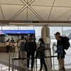 Hành khách làm thủ tục tại sân bay Hongkong. (Ảnh: CTV/Vietnam+)