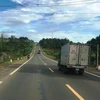 Phương tiện lưu thông trên một đoạn tuyến đường giao thông miền núi. (Ảnh: Việt Hùng/Vietnam+)