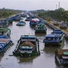 Phương tiện vận tải thủy trên kênh xáng Xà No, đoạn qua thành phố Vị Thanh, tỉnh Hậu Giang. (Ảnh: Duy Khương/TTXVN)