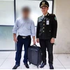 Anh Trịnh Quốc Thắng, nhân viên an ninh hàng không phát hiện và trao trả tài sản khách bỏ quên tại sân bay Nội Bài. (Ảnh: CTV/Vietnam+)