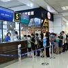 Hãng hàng không kiểm tra giấy tờ tùy thân và vé bay của hành khách trước cửa lên máy bay. (Ảnh: CTV/Vietnam+)