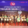 Lãnh đạo Bộ Giao thông Vận tải và Ủy ban An toàn giao thông Quốc gia trao giải thưởng Vô lăng vàng cho các doanh nghiệp vận tải được vinh danh. (Ảnh: Việt Hùng/Vietnam+)