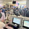 Hành khách làm thủ tục kiểm tra giấy tờ tùy thân trước khi vào khu vực an ninh soi chiếu. (Ảnh: CTV/Vietnam+)