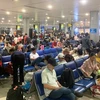 Hành khách ngồi chờ tại khu vực chờ lên máy bay tại Cảng hàng không quốc tế Tân Sơn Nhất. (Ảnh: CTV/Vietnam+)