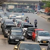 Phương tiện xếp hàng dài chờ vào kiểm định xe cơ giới tại một trung tâm đăng kiểm ở Hà Nội. (Ảnh: Hoài Nam/Vietnam+)