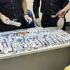 Kiểm đếm lô hàng chất ma túy được giấu trong những tuýp kem đánh răng bị thu giữ từ hành lý của 4 tiếp viên hàng không. (Ảnh: TTXVN phát)