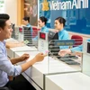 Hành khách mua vé máy bay tại đại lý chính thức của Vietnam Airlines. (Ảnh: CTV/Vietnam+)
