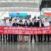 Lãnh đạo Cảng hàng không quốc tế Nội Bài cùng đơn vị phục vụ mặt đất chào đón đường bay hãng hàng không Xiamen Airlines đến Việt Nam. (Ảnh: CTV/Vietnam+)