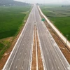 Xe ôtô được chạy cao tốc Phan Thiết-Dầu Giây tốc độ tối đa 120km/giờ. (Ảnh: CTV/Vietnam+)