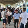 Đông nghịt hành khách đến bến xe Giáp Bát để bắt phương tiện về quê trong chiều ngày 28/4. (Ảnh: Việt Hùng/Vietnam+)