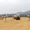 Nhà thầu thi công nền đường dự án cao tốc Bắc-Nam phía Đông. (Ảnh: Việt Hùng/Vietnam+)