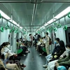 Nhiều hành khách đã lựa chọn đường sắt đô thị Cát Linh-Hà Đông làm phương tiện đi lại. (Ảnh: Huy Hùng/Vietnam+)