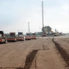 Nhà thầu thi công cát đắp nền đường dự án cao tốc Bắc-Nam. (Ảnh: Việt Hùng/Vietnam+)