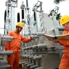 Nhân viên EVN Hà Nội triển khai mở rộng công suất trạm biến áp 110 kV Thường Tín. (Ảnh: PV/Vietnam+)