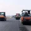Nhà thầu tiến hành thảm mặt đường tại Dự án Cao tốc Nghi Sơn-Diễn Châu. (Ảnh: Việt Hùng/Vietnam+)