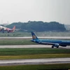 Máy bay của các hãng hàng không cất, hạ cánh tại Cảng hàng không quốc tế Nội Bài. (Ảnh: PV/Vietnam+)