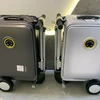  Một vali thông minh tích hợp gắn pin sạc.
