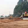Nhà thầu thi công đắp nền đường Dự án Cao tốc Bắc-Nam giai đoạn 2021-2025. (Ảnh: Việt Hùng/Vietnam+)