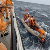 Tàu tìm kiếm cứu nạn chuyên dụng SAR 413 đã kịp thời cứu nạn được 4 ngư dân tàu cá của Việt Nam bị chìm trên vùng biển quốc tế. (Ảnh: CTV/Vietnam+)