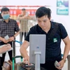 Hành khách tự nguyện thí điểm ứng dụng tài khoản định danh điện tử mức độ 2 để làm thủ tục đi máy bay tại sân bay Nội Bài. (Ảnh: PV/Vietnam+)