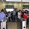 Hành khách đi tàu tại ga Hà Nội. (Ảnh: Việt Hùng/Vietnam+)