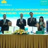 Lãnh đạo Vietnam Airlines và Tổng cục Du lịch Singapore ký kết hợp tác nhằm kích cầu du lịch giữa hai nước Việt Nam và Singapore. (Ảnh: Việt Hùng/Vietnam+)