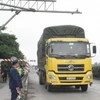 Hệ thống cân xe tự động được lắp đặt trên Quốc lộ 5 để kiểm soát và ngăn chặn xe quá tải. (Ảnh: PV/Vietnam+)