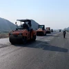 Nhà thầu thi công thảm bê tông nhựa dự án Cao tốc Bắc-Nam phía Đông. (Ảnh: Việt Hùng/Vietnam+)