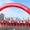 Thủ tướng Chính phủ Phạm Minh Chính và các lãnh đạo Ủy ban Nhân dân thành phố Hà Nội cắt băng khánh thành Cầu Vĩnh Tuy giai đoạn 2. (Ảnh: Việt Hùng/Vietnam+)