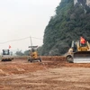 Nhà thầu thi công đắp nền đường một dự án cao tốc. (Ảnh: Việt Hùng/Vietnam+)