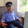 Anh Chu Văn Đại, nhân viên Cung cầu Cẩm Lý, Công ty Cổ phần Đường sắt Hà Lạng đã kịp nhảy xuống và bơi ra giữa dòng sông cứu nạn nhân bị ngã xuống Sông Lục Nam và đưa vào bờ an toàn. (Ảnh: CTV/Vietnam+)
