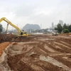 Nhà thầu triển khai thi công cào bóc nền đường một dự án đường cao tốc. (Ảnh: Việt Hùng/Vietnam+)