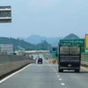 Phương tiện lưu thông trên tuyến Cao tốc Mai Sơn-Quốc lộ 45 được đưa vào khai thác, vận hành. (Ảnh: Việt Hùng/Vietnam+)