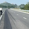 Mặt đường Cao tốc Nghi Sơn-Diễn Châu bị đổ hóa chất phá hoại. (Ảnh: Tập đoàn Sơn Hải cung cấp)