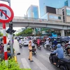 Cảnh sát giao thông hướng dẫn, phân luồng giao thông trên một tuyến phố của Hà Nội. (Ảnh: Minh Sơn/Vietnam+)